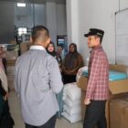 Bupati Aceh Barat Tarmizi SP, MM menyerahkan bantuan peralatan dan bahan baku produksi kepada kelompok pengolah hasil perikanan di halaman Kantor DKP Aceh Barat, Kamis (1/1/2026). Foto: Dok. Pemkab Aceh Barat
