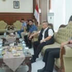 Sekda Aceh M. Nasir menyambut kedatangan Menko Pangan RI Zulkifli Hasan bersama Menteri Perdagangan dan Menteri Kelautan dan Perikanan di Bandara Internasional Sultan Iskandar Muda, Aceh Besar, Kamis (8/1/2026). Foto: Dok. Biro Adpim Setda Aceh
