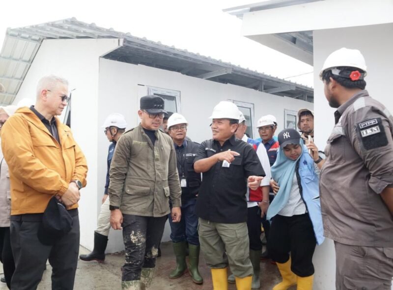 BSI bersama Danantara Indonesia dan pemerintah daerah meninjau lokasi Huntara yang siap dihuni warga terdampak bencana hidrometeorologi di Aceh Tamiang, Jumat (9/1/2026). Foto: Dok. Istimewa