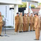 Pegawai Dinas Sosial Aceh bersama relawan mengikuti dzikir dan doa bersama untuk korban bencana hidrometeorologi di lingkungan Kantor Dinsos Aceh, Senin (12/1/2026). Foto: Dok. Istimewa