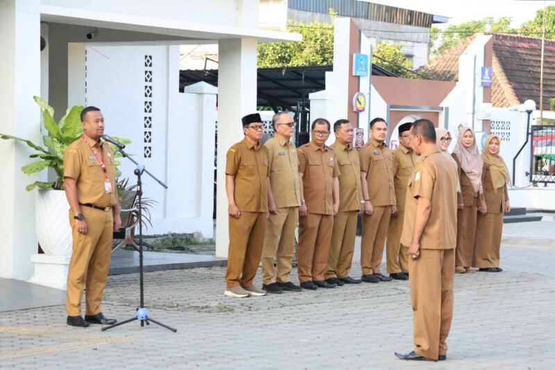 Pegawai Dinas Sosial Aceh bersama relawan mengikuti dzikir dan doa bersama untuk korban bencana hidrometeorologi di lingkungan Kantor Dinsos Aceh, Senin (12/1/2026). Foto: Dok. Istimewa