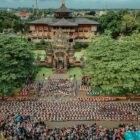 Ribuan penari Ratoh Jaroe tampil serempak di Pelataran TMII, Jakarta, dalam aksi kemanusiaan “Aceh Lon Sayang” untuk menggalang dana bagi korban banjir bandang di Aceh, Sabtu (10/1/2026). Foto: Dok. Istimewa