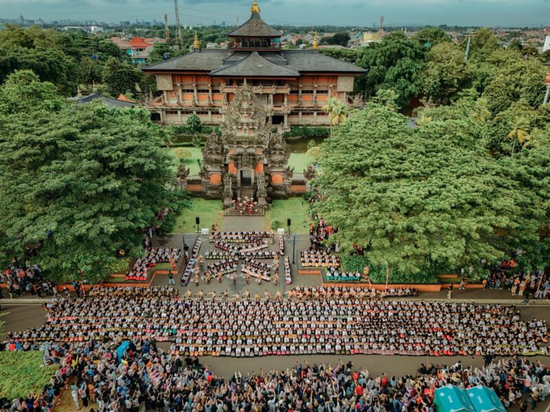 Ribuan penari Ratoh Jaroe tampil serempak di Pelataran TMII, Jakarta, dalam aksi kemanusiaan “Aceh Lon Sayang” untuk menggalang dana bagi korban banjir bandang di Aceh, Sabtu (10/1/2026). Foto: Dok. Istimewa