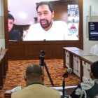 Gubernur Aceh Muzakir Manaf memimpin rapat virtual perpanjangan ketiga status tanggap darurat bencana hidrometeorologi Aceh di Posko Tanggap Darurat Banjir dan Longsor Aceh, Kamis (8/1/2026). Foto: Dok. Biro Adpim Setda Aceh