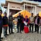 Dekan Fakultas Ekonomi Universitas Muhammadiyah Aceh bersama jajaran pimpinan fakultas menyerahkan bantuan kemanusiaan kepada warga terdampak banjir bandang di Gampong Blang Awe, Kecamatan Meureudu, Kabupaten Pidie Jaya, Jumat (17/1/2026). Foto: Dok. Istimewa