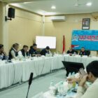 Wakil Gubernur Aceh, H. Fadhlullah, bersama para Menteri Kabinet Merah Putih, saat mengikuti Rapat Satuan Tugas Pemulihan Pascabencana yang dipimpin Oleh Wakil Ketua DPR-RI, Prof. Dr. Ir. H. Sufmi Dasco Ahmad, SH, MH, di Hotel Daka, Banda Aceh, Sabtu, (10/1/2026). Foto: Dok. Biro Adpim Setda Aceh 