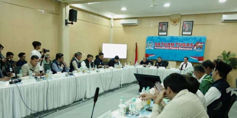 Wakil Gubernur Aceh, H. Fadhlullah, bersama para Menteri Kabinet Merah Putih, saat mengikuti Rapat Satuan Tugas Pemulihan Pascabencana yang dipimpin Oleh Wakil Ketua DPR-RI, Prof. Dr. Ir. H. Sufmi Dasco Ahmad, SH, MH, di Hotel Daka, Banda Aceh, Sabtu, (10/1/2026). Foto: Dok. Biro Adpim Setda Aceh 