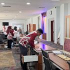 Plt. Kepala Biro PBJ Setda Aceh, Said Mardhatillah, bersama pegawai melakukan gotong royong membersihkan ruang kerja guna meningkatkan kekompakan dan kenyamanan kantor, Jumat (23/1/2026). Foto: Dok. Istimewa