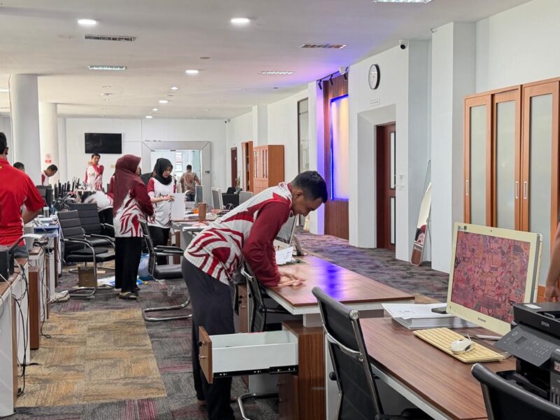 Plt. Kepala Biro PBJ Setda Aceh, Said Mardhatillah, bersama pegawai melakukan gotong royong membersihkan ruang kerja guna meningkatkan kekompakan dan kenyamanan kantor, Jumat (23/1/2026). Foto: Dok. Istimewa
