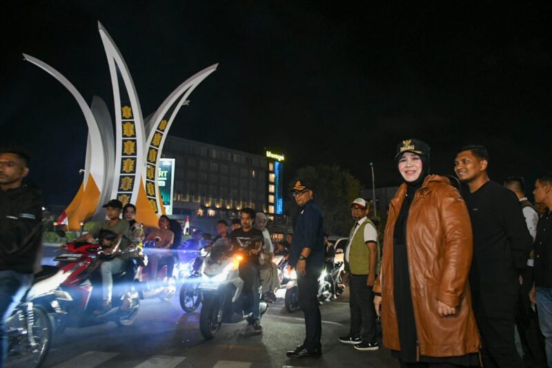 Wali Kota Banda Aceh Illiza Sa’aduddin Djamal bersama Forkopimda saat patroli pengamanan malam pergantian tahun 2026 di kawasan Simpang Lima Banda Aceh, Rabu (31/12/2025). Foto: Dok. Prokopim Kota Banda Aceh