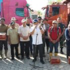 Wakil Gubernur Aceh, H. Fadhlullah, mendampingi Menteri Dalam Negeri RI, Jenderal Polisi (Purn.) Prof. Drs. H. Muhammad Tito Karnavian, MA, Ph.D, saat menyerahkan bantuan logistik secara simbolis untuk korban bencana hidrometeorologi, di Kab. Aceh Tamiang, Minggu (11/1/2026). Foto: Dok. Biro Adpim Setda Aceh 