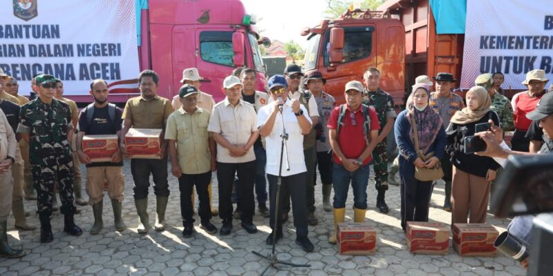 Wakil Gubernur Aceh, H. Fadhlullah, mendampingi Menteri Dalam Negeri RI, Jenderal Polisi (Purn.) Prof. Drs. H. Muhammad Tito Karnavian, MA, Ph.D, saat menyerahkan bantuan logistik secara simbolis untuk korban bencana hidrometeorologi, di Kab. Aceh Tamiang, Minggu (11/1/2026). Foto: Dok. Biro Adpim Setda Aceh 