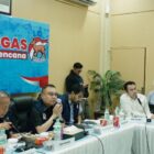 Gubernur Aceh Muzakir Manaf (Mualem) saat menghadiri rapat penanganan bencana bersama jajaran menteri dan DPR RI di Banda Aceh, Selasa (30/12/2025). Foto: Dok. Biro Adpim Setda Aceh