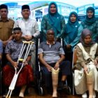 Ketua TP PKK Aceh Marlina Muzakir menyerahkan bantuan kaki palsu kepada pasien RSUD dr Zainoel Abidin di Auditorium RSUDZA, Banda Aceh, Selasa (6/1/2026). Foto: Dok. Biro Adpim Setda Aceh