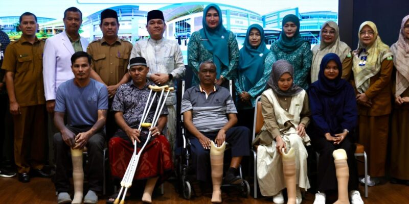 Ketua TP PKK Aceh Marlina Muzakir menyerahkan bantuan kaki palsu kepada pasien RSUD dr Zainoel Abidin di Auditorium RSUDZA, Banda Aceh, Selasa (6/1/2026). Foto: Dok. Biro Adpim Setda Aceh