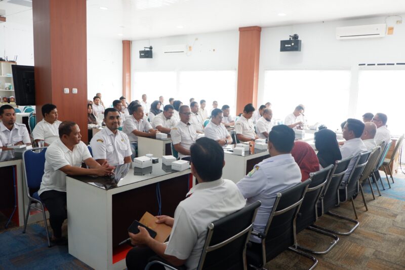 Suasana rapat kerja Biro Pengadaan Barang dan Jasa (PBJ) Setda Aceh bersama ASN dan Non ASN dalam rangka memperkuat sinergi dan peningkatan kinerja pengadaan pemerintah. Foto: Dok. Istimewa