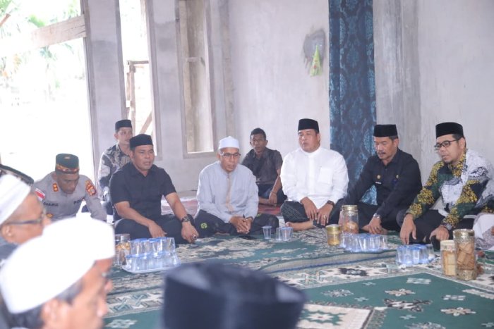 Bupati Aceh Besar H. Muharram Idris bersama Wakil Bupati dan Forkopimda melayat ke rumah duka Almarhumah Hj. Rusni, ibunda Ketua MPU Aceh Tgk. H. Faisal Ali (Abu Sibreh), di Kota Jantho, Kamis (8/1/2026). Foto: Dok. MC Aceh Besar