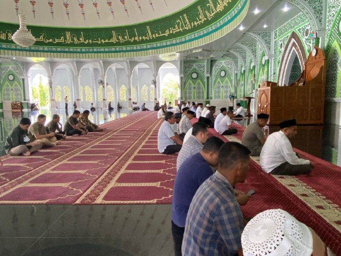 ASN Pemkab Aceh Besar bersama masyarakat mengikuti zikir dan doa bersama rutin setiap Jumat pagi di Masjid Agung Al-Munawwarah Kota Jantho, Jumat (9/1/2026). Foto: Dok. Prokopim Pemkab Aceh Besar