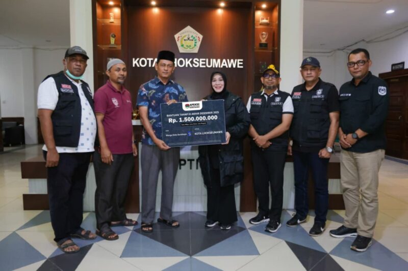 Wali Kota Banda Aceh Illiza Sa’aduddin Djamal menyerahkan bantuan kemanusiaan APEKSI kepada pemerintah daerah di Lhokseumawe untuk korban banjir dan longsor Aceh, Sabtu (3/1/2026). Foto: Dok. Prokopim Kota Banda Aceh