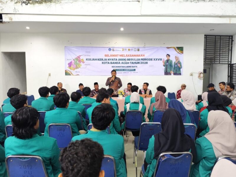 Camat Lueng Bata, M. Kharisma, saat membuka kegiatan penyerahan dan penerimaan resmi mahasiswa KKN Universitas Syiah Kuala di Aula Kantor Camat Lueng Bata, Kamis (9/1/2025). Foto: Dok. Diskominfo Kota Banda Aceh