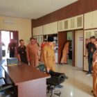 Bupati Aceh Barat, Tarmizi SP, MM bersama Wakil Bupati dan jajaran melakukan Sidak ke kantor SKPK di lingkungan Pemkab Aceh Barat, Senin (5/1/2025). Foto: Dok. Pemkab Aceh Barat