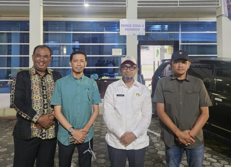 Sekdako Banda Aceh Jalaluddin bersama jajaran di Mal Pelayanan Publik Banda Aceh, Jumat (9/1/2026). Foto: Dok. Istimewa