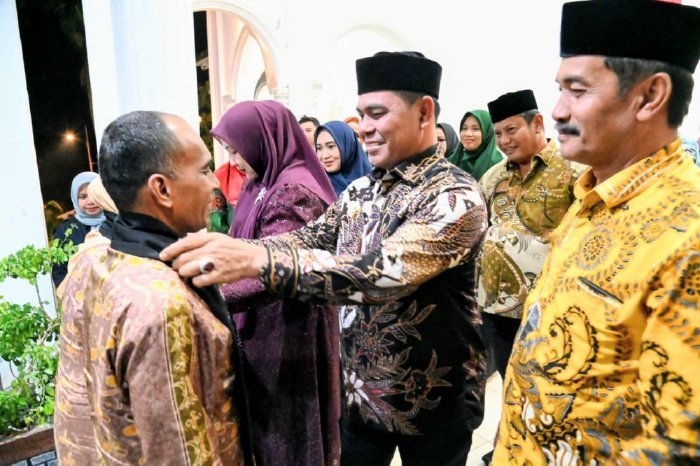 Bupati Aceh Besar H. Muharram Idris didampingi Wabup Syukri dan Sekdakab Bahrul Jamil menyerahkan cenderamata kepada AKBP Sujoko dalam malam pisah sambut Kapolres Aceh Besar, Selasa (6/1/2026) malam. Foto: Dok. MC Aceh Besar