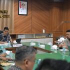 Sekda Aceh M. Nasir mengikuti rapat koordinasi lanjutan persiapan rehabilitasi dan rekonstruksi pascabencana secara virtual dari Ruang Rapat Sekda Aceh, Kamis (8/1/2026). Foto: Dok. Biro Adpim Setda Aceh
