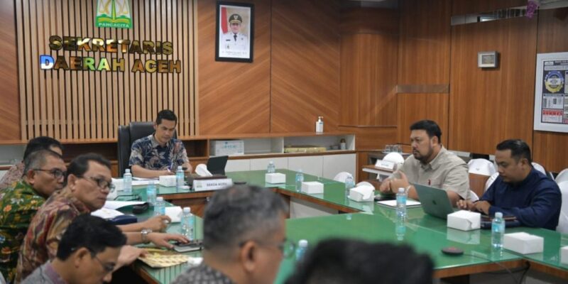 Sekda Aceh M. Nasir mengikuti rapat koordinasi lanjutan persiapan rehabilitasi dan rekonstruksi pascabencana secara virtual dari Ruang Rapat Sekda Aceh, Kamis (8/1/2026). Foto: Dok. Biro Adpim Setda Aceh