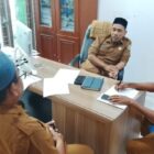 Kepala Dinas Syariat Islam Kota Banda Aceh, Alimsyah, memimpin rapat penguatan pengawasan Syariat Islam bersama jajaran Bidang Pengembangan Syariah di Banda Aceh, Senin (5/1/2026). Foto: Dok. Dinas Syariat Islam Kota Banda Aceh