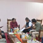 Wakil Gubernur Aceh Fadhlullah menerima kunjungan Wakil Kepala Badan Pengaturan BUMN Tedi Bharata di rumah dinas Wagub Aceh, Kamis (8/1/2026), membahas penanganan bencana dan pembangunan hunian sementara. Foto: Dok. Biro Adpim Setda Aceh