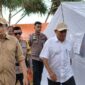 Wakil Gubernur Aceh, H. Fadhlullah, bersama Kapolda Aceh, Irjen Pol Drs. Marzuki Ali Basyah, MM, dan Pejabat Instansi terkait lainnya, mendampingi Menteri Koordinator Bidang Politik dan Keamanan (Menko Polkam) RI, Jenderal (Purn) Djamari Chaniago, beserta rombongan, saat meninjau lokasi terdampak bencana hidrometeorologi, di Gampong Kuala Cangkoy, Kec. Lapang, Kab. Aceh Utara, Rabu (7/1/2026). Foto: Dok. Biro Adpim Setda Aceh