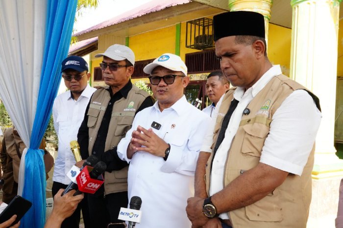 Menteri Pendidikan Dasar dan Menengah RI Prof. Dr. Abdul Mu’ti, M.Ed memimpin upacara bendera hari pertama masuk sekolah pascabanjir di SMA Negeri 4 Kejuruan Muda, Aceh Tamiang, Senin (5/1/2026). Foto: Dok. Disdik Aceh