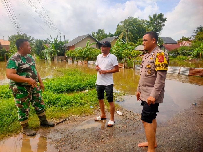 Masyarakat bersama Babinsa dan Babinkamtibmas Kuta Baro di lokasi air tergenang, Minggu (4/1/2026). Foto: Dok. MC Aceh Besar
