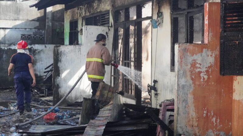 Tim pemadam kebakaran Kota Banda Aceh tengah memadamkan api di tiga unit rumah kopel permanen di Jalan Merak, Gampong Neusu Jaya, Rabu (7/1/2026) pagi. Foto: Dok. Diskominfo Kota Banda Aceh