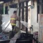 Tim pemadam kebakaran Kota Banda Aceh tengah memadamkan api di tiga unit rumah kopel permanen di Jalan Merak, Gampong Neusu Jaya, Rabu (7/1/2026) pagi. Foto: Dok. Diskominfo Kota Banda Aceh