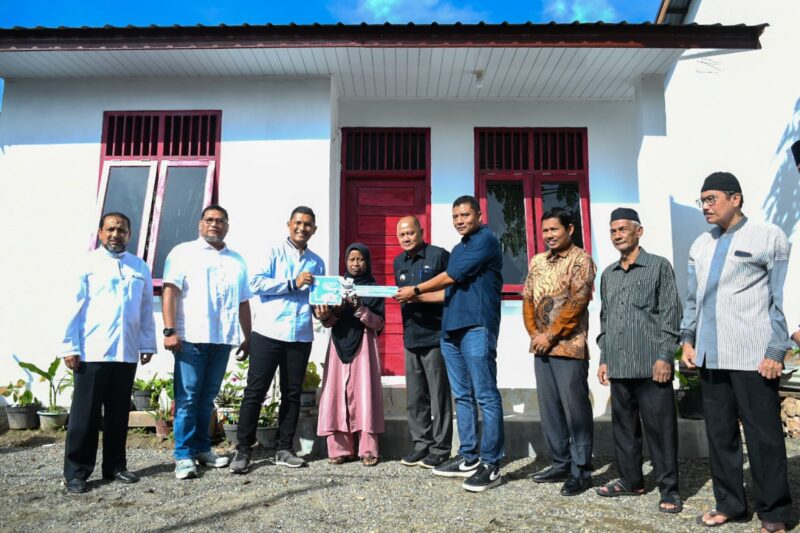 Wakil Wali Kota Banda Aceh Afdhal Khalilullah menyerahkan kunci rumah layak huni kepada Maryani, warga Gampong Pineung, Kecamatan Syiah Kuala, Rabu (9/1/2026). Foto: Dok. Prokopim Kota Banda Aceh