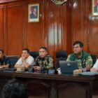 Plt Sekda Aceh Barat Dr. Ir. Kurdi memimpin rapat tindak lanjut penyusunan R3P Pascabencana di Ruang Rapat Cut Nyak Dhien Bappeda Aceh Barat, Jumat (9/1/2026). Foto: Dok. Pemkab Aceh Barat