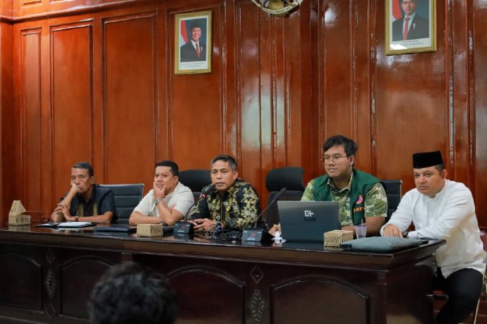Plt Sekda Aceh Barat Dr. Ir. Kurdi memimpin rapat tindak lanjut penyusunan R3P Pascabencana di Ruang Rapat Cut Nyak Dhien Bappeda Aceh Barat, Jumat (9/1/2026). Foto: Dok. Pemkab Aceh Barat