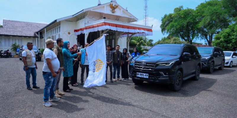 Ketua TP PKK Aceh Marlina Muzakir melepas keberangkatan Forbes Relawan Aceh menuju lokasi terdampak bencana di halaman Meuligoe Gubernur Aceh, Rabu (7/1/2026). Foto: Dok. Biro Adpim Setda Aceh