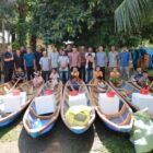 Bupati Aceh Barat Tarmizi SP, MM menyerahkan bantuan sarana perikanan kepada kelompok nelayan di salah satu desa di Aceh Barat, Senin (1/1/2026). Foto: Dok. Pemkab Aceh Barat