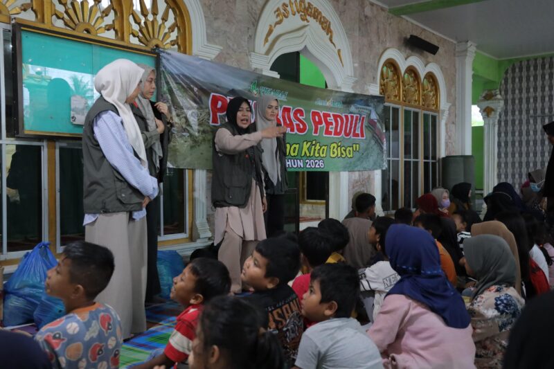 Pengurus PIKABAS bersama jajaran Bank Aceh Syariah menyalurkan bantuan dan layanan kesehatan gratis bagi warga terdampak banjir di Aceh, Kamis (8/1/2026). Foto: Dok. Istimewa