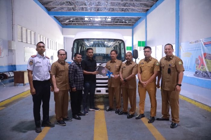 Wakil Bupati Aceh Besar, Syukri A Jalil, menerima bantuan bus sekolah dari Anggota DPRA Munawar AR di UPTD KIR Dinas Perhubungan Aceh Besar, Sibreh, Senin (12/1.2026). Foto: Dok. Prokopim Pemkab Aceh Besar