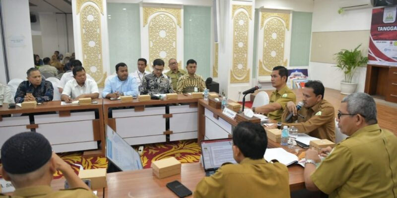 Sekda Aceh memimpin rapat bersama perwakilan badan usaha dalam rangka penguatan dukungan tanggap darurat dan rehabilitasi bencana hidrometeorologi di Posko Pemerintah Aceh, Senin (12/1/2026). Foto: Dok. Biro Adpim Setda Aceh