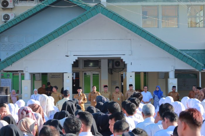 Bupati Aceh Barat, Tarmizi SP, MM, memimpin apel pagi sekaligus menyerahkan SK Plt Direktur RSUD Cut Nyak Dhien Meulaboh, Senin (12/1/2026). Foto: Dok. Pemkab Aceh Barat