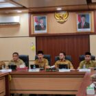Bupati Aceh Barat Tarmizi SP, MM, didampingi Wakil Bupati Said Fadheil SH, memimpin rapat pembahasan Sekolah Rakyat dan RKPD Tahun Anggaran 2026 di Aula Teuku Umar Setdakab Aceh Barat, Senin (12/1/2026). Foto: Dok. Pemkab Aceh Barat