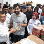 Gubernur Aceh Muzakir Manaf menerima bantuan kemanusiaan dari Ketua Umum PMI Nasional Jusuf Kalla di Desa Paya Gaboh, Kecamatan Sawang, Aceh Utara, Senin (12/1/2026). Foto: Dok. Biro Adpim Setda Aceh