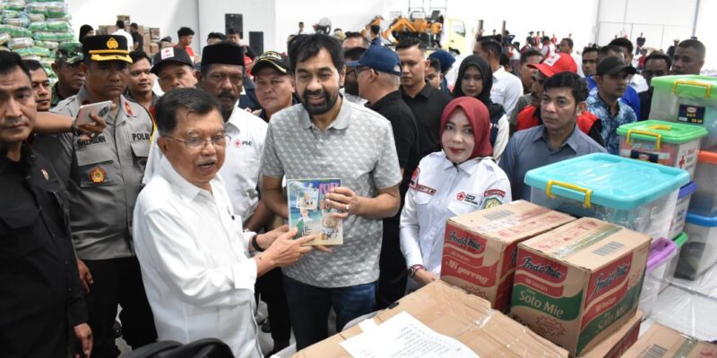 Gubernur Aceh Muzakir Manaf menerima bantuan kemanusiaan dari Ketua Umum PMI Nasional Jusuf Kalla di Desa Paya Gaboh, Kecamatan Sawang, Aceh Utara, Senin (12/1/2026). Foto: Dok. Biro Adpim Setda Aceh
