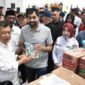 Gubernur Aceh Muzakir Manaf menerima bantuan kemanusiaan dari Ketua Umum PMI Nasional Jusuf Kalla di Desa Paya Gaboh, Kecamatan Sawang, Aceh Utara, Senin (12/1/2026). Foto: Dok. Biro Adpim Setda Aceh