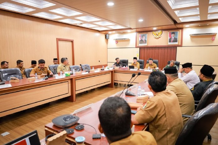 Bupati Aceh Barat Tarmizi memimpin Rapat Koordinasi Forkopimda membahas maraknya penyakit masyarakat di Aceh Barat, Selasa (13/1/2026). Foto: Dok. Pemkab Aceh Barat